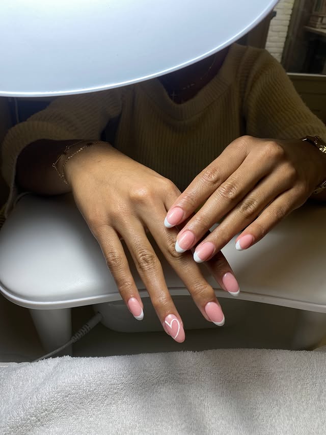Close-up van klassieke nude manicure