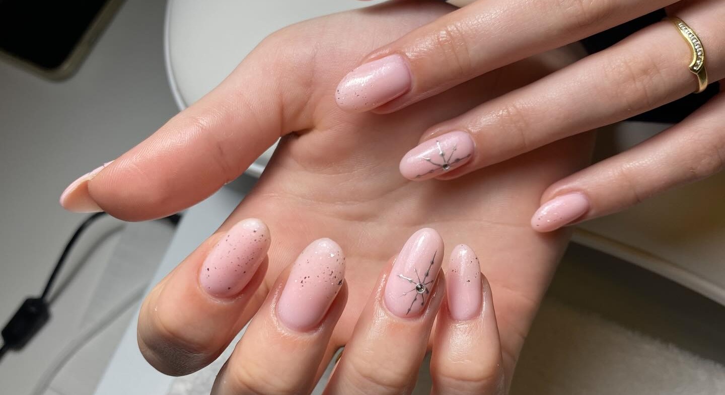 Nagelstyliste brengt glanzende lak aan